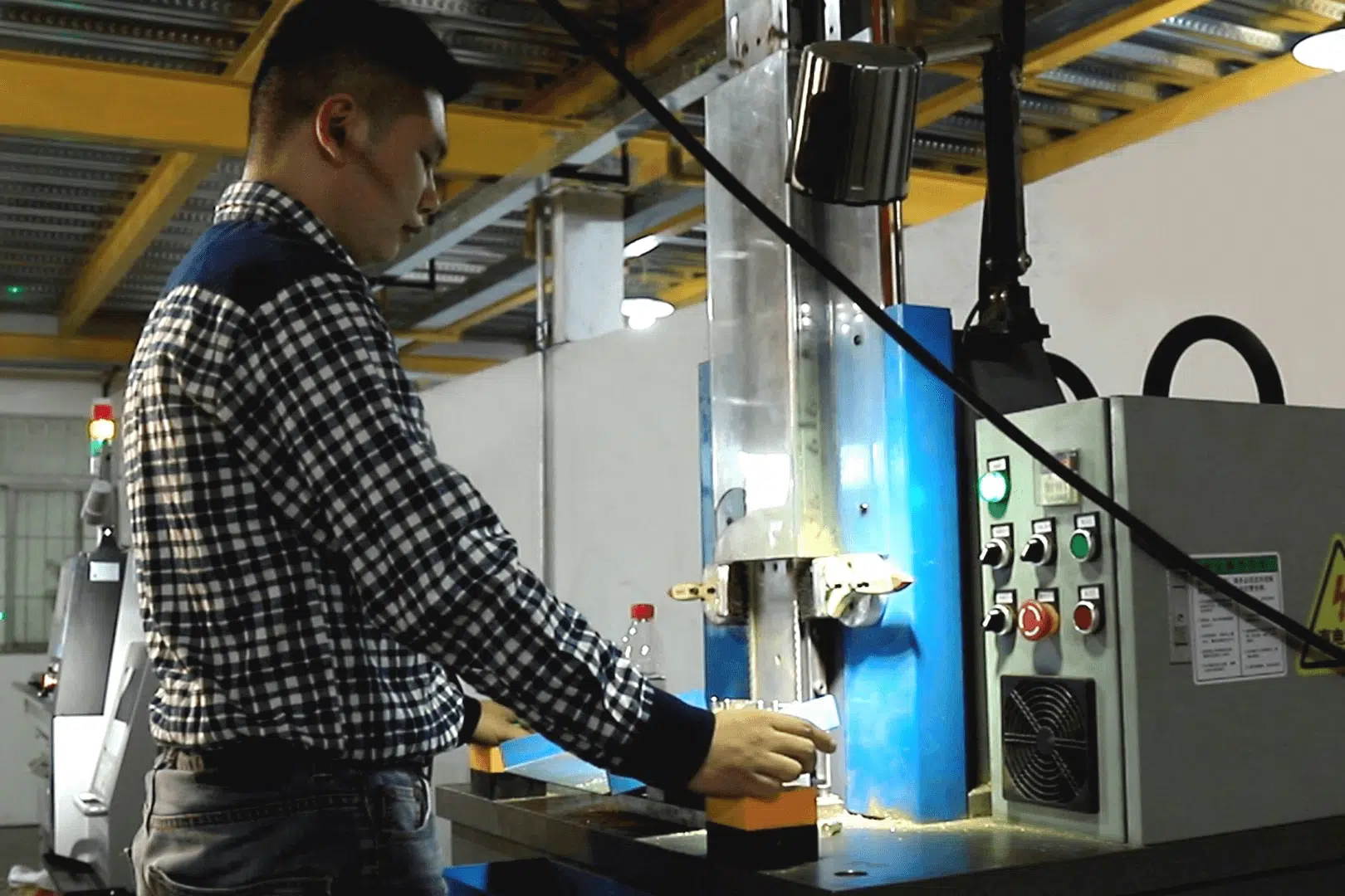 工厂图4 lock cylinder broaching machine
